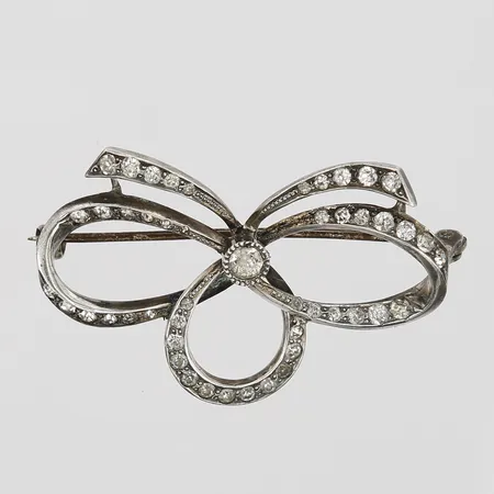 Brosch med vita stenar, ca 42x25mm, slitage, silver. Vikt: 7,3 g