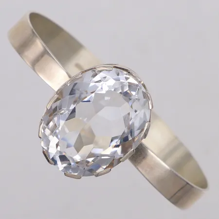 Stelt armband med vit sten, innermått ca 18cm, bredd 10-28mm, öppningsbar, 830/1000 silver Vikt: 26,9 g