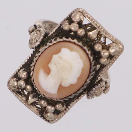 Ring med camé och filigran, stl 16¼, bredd 22,8mm, ostämplad 830/1000 silver Vikt: 5,3 g