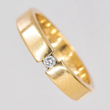 Ring, diamant 0,05ct enligt gravyr, stl 17, bredd 4mm, personlig gravyr, 18K Vikt: 5,3 g