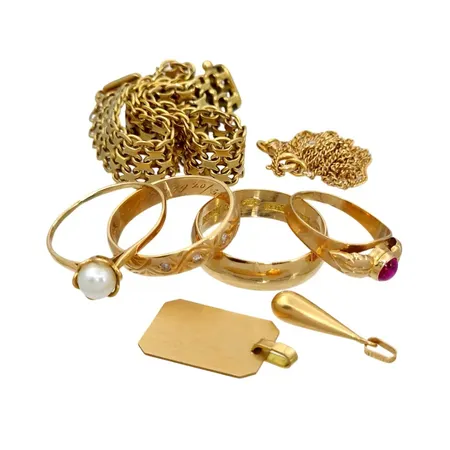 Diverse smycken, 18K guld, slitage, defekter och gravyrer Vikt: 33,7 g