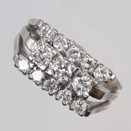 Ring med diamanter totalt 1,02ctv enl. gravyr, stl 16¼, bredd 2-9mm, importstämplad, spår från lagning i skenan, nagg på en av de mindre diamanterna, vitguld 18K Vikt: 4,7 g