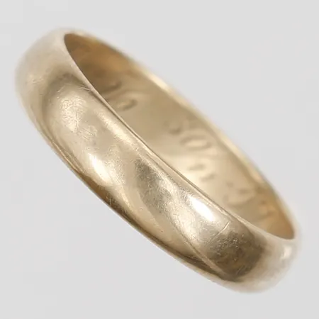 Ring, slät, stl 19¾, bredd 4mm, gravyr, 18K guld.  Vikt: 4,9 g