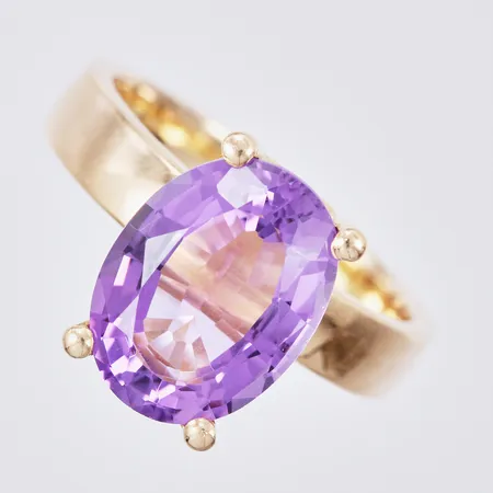 Ring med Ametist, stl 22, bredd ca 5mm, Silversmedjan I Perstorp AB, årsstämpel saknas, 18K Vikt: 14,1 g