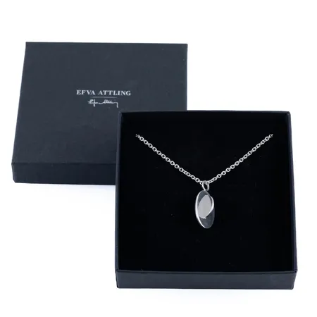 Hänge, Efva Attling "Reflections" i silver (925/1000) med kedja ankarlänk 50 cm. Hängets mått 25,5 x 12 x 12,5 mm. Originalask medföljer. Vikt: 7,3g. Nypris 1200 kr. 