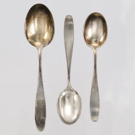 Två mockaskedar samt en kaffesked, svenska importstämplar, silver Vikt: 28,4 g