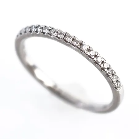 Ring m diamanter (halvallians), vitguld, stl 17½(54), bredd 2mm, 18k,  Vikt: 2,1 g