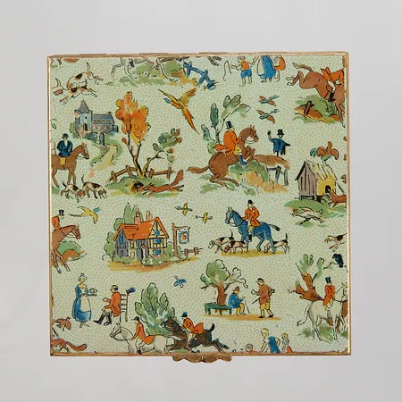 Puderdosa, förgylld metall med motiv, Le Rage mark, Made in England, 1950-talet, mått ca 7,5cm