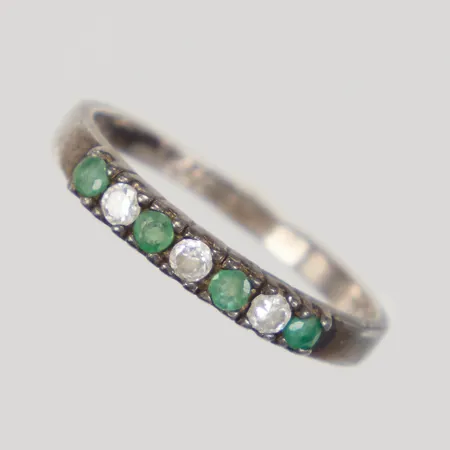 Ring, grön/vita stenar, stl 17, bredd 2,8mm, Silver 925/1000 Vikt: 1,3 g