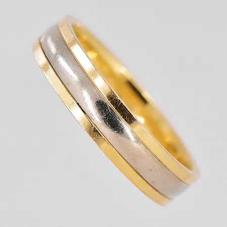 Ring, stl 16½, bredd 4mm, tvåfärgad, personlig gravyr, 18K Vikt: 3,7 g