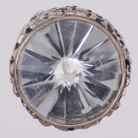 Ring med vit sten, nagg, slitage, stl 17, Ø20,4mm, höjd 13,8mm, IT&co, finska stämplar, 916/1000 silver Vikt: 9,4 g