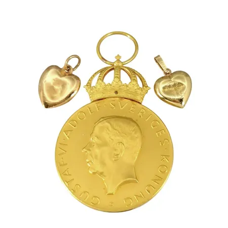 Guldmedalj 23K, krona 18K, 2 hängen (1,7g), 18K, total vikt 28,8g