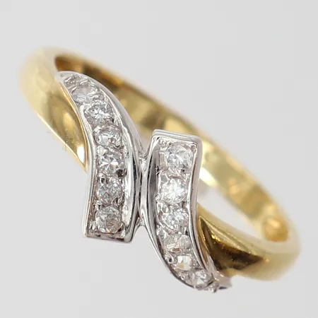 Ring med vita stenar, stl: 17¼, bredd 2-8,5mm, tvåfärgat 14K.  Vikt: 2,1 g
