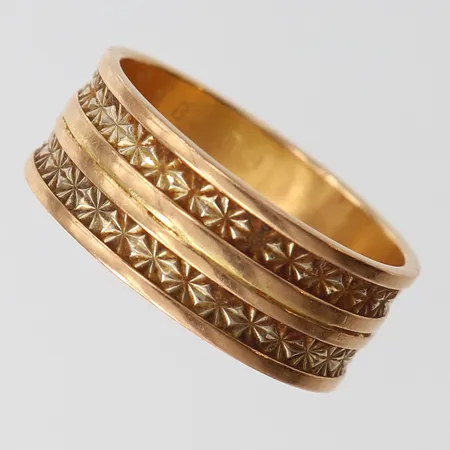 Ring med dekor, stl: 21, bredd 9mm, 18K.  Vikt: 10,2 g