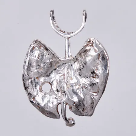 Hänge, design Robbert, BEH, Bengt Hallberg Guldsmeds AB, Köping, längd: ca 4cm, bredd: ca 30mm, 925/1000 silver  Vikt: 13,3 g