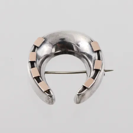 Brosch " Hästsko " , höjd ca 3cm, silver Vikt: 6,5 g