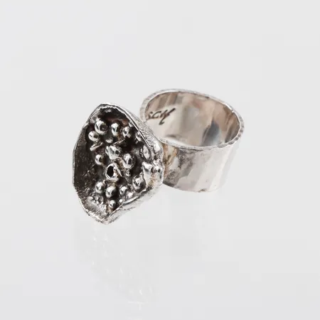 BERND JANUSCH. Ring,stämplad 1970,sterlingsilver, storlek 17 mm, bredd 7.8-20 mm. Vikt: 14 g