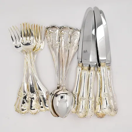 6 Bordsgafflar, 6 bordsskedar, 6 bordsknivar, stålblad, modell Meya Lerible, Mema, Fyrklövern, silver 925/1000, schatull medföljer, bruttovikt 1206,2g Vikt: 1206,2 g