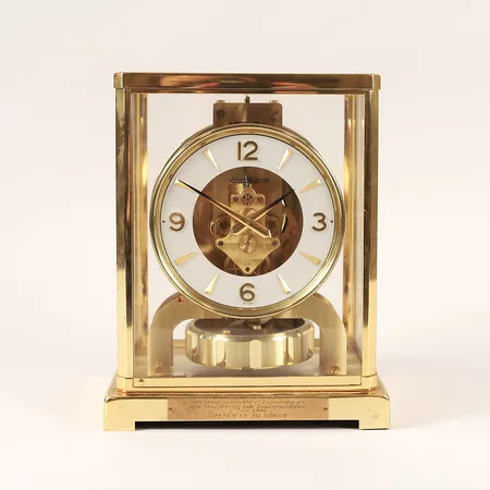 Bordsur, Jaeger Le-Coultre, Atmos ca 1966 med tillhörande etui samt manual, graverad bricka, bruksskick, etui med missfärgning, fungerar ej. Specialfrakt, kontakta pantbankskontoret för mer information.