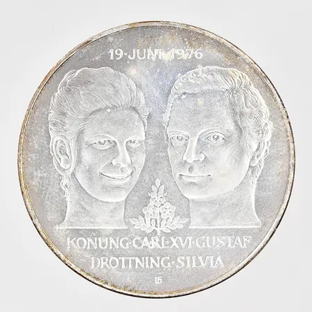 Samlarmynt, Ø 36mm, Konung Carl XVI Gustaf och Drottning Silvia, 19 juni 1976, nominellt värde 50kr, silver 925/1000 Vikt: 27 g