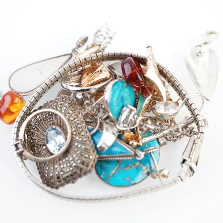 Div silversmycken med stenar. Vikt: 66,8 g