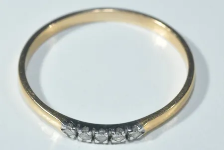 ring med 5 briljanter0,05ct 18k 1,4 gr Ø 18 mm, bredd 1,8 mm Vikt: 1,4 g