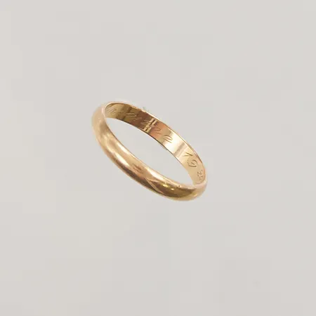 Ring, slät, Ø20½, bredd: 3,7mm, gravyr, 18K, 3,9g.