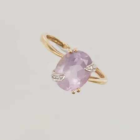 Ring, ametist samt diamanter 2 x ca. 0,005ct, Ø17, bredd: 1,3-10mm, Guldfynd, 18K, 2,6g.