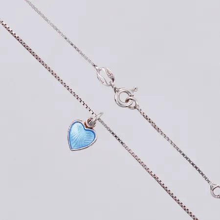 Kedja med hänge hjärta med blå emalj, längd kedja: ca 34 och 37cm, bredd: ca 1mm, längd hänge: ca 1,1cm, bredd: ca 8mm, 925/1000 silver Vikt: 1,8 g