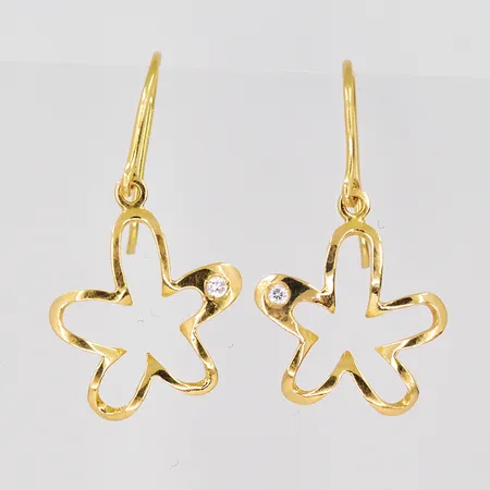 Ett par örhängen, längd 22mm, vit sten, 18K Vikt: 1,1 g