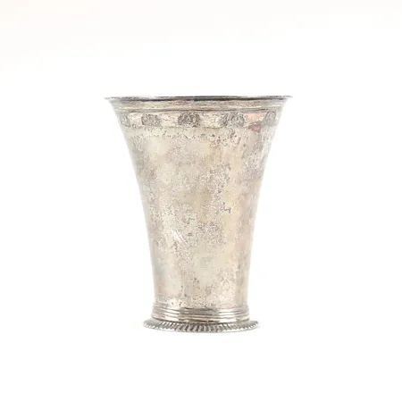 Bägare, Nils Dahl, silver, Linköping, 1755, delvis förgylld, stansad lambrekängbård, höjd 10,5cm, äldre gravyr, åldersbetingat slitage, förstärkt botten, silver. Vikt: 103,3 g
