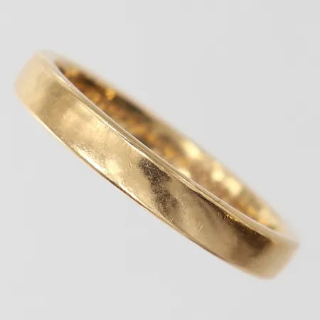 Ring, slät, stl: 17, bredd 3mm, gravyr, 18K.  Vikt: 3,7 g