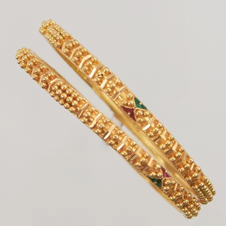 Två armringar, Ø65mm, bredd: 5,2mm, skeva, 22K, 25,5g.