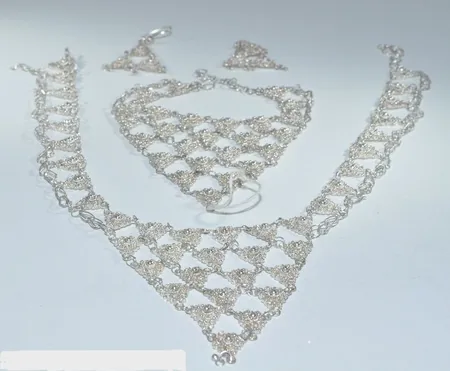 Par örhängen L 4,5 cm +1handsmycket r ingen saknas + collier 1 bit vid låset behöver lödas Vikt: 56,7 g