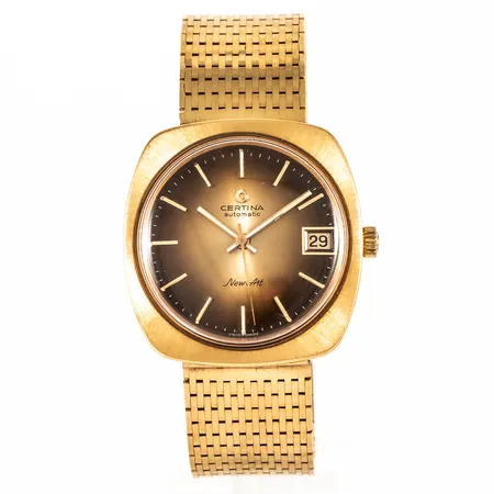 Herrur Certina New Art i 18K guld med 18K band. Automat. Boett 34 x 35 mm med personlig gravyr. Ställbart band 19 / 19,5 cm med viklås. bredd 18,3 mm. Bruttovikt 78,5g.