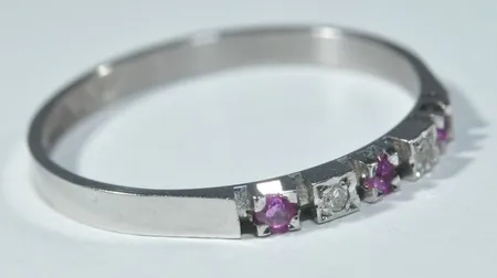 Ny ring vg brilj/rubin 18k 1,3gr Ø 17 mm B 2 mm Vikt: 1,3 g