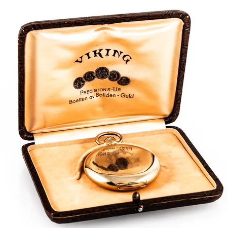 Savonettur Viking i 14K Boliden-guld i originalask. Boett Ø 51,5 mm med monogramgravyr. Innerlock i metall med minnesgravyr från 1942. Plastglas. Bruttovikt 89,8g. 