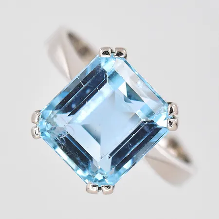 Ring, stl 18, vitguld bör omrodieras, nagg sten, 18K Vikt: 5,7 g