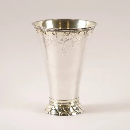 Bägare, rokoko Johan Hedman, Södertälje (1750-1786), dekor av rocailler, stansad lambrekängbård, på klockad fot med vridna knäckar, höjd 18,5 cm, åldersbetingat slitage, äldre gravyr, silver. Vikt: 333,9 g