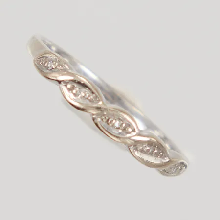 Ring med åttkantslipade diamanter ca 5 x 0,005ct, stl 16¾, bredd 1,6-3mm, vitguld 18K,  Vikt: 1,7 g