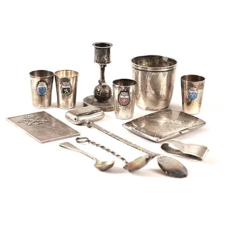 Diverse silver, 13 delar, defekt, gravyr, ljusstake med fylld fot, silver, bruttovikt 472,1g Vikt: 0 g