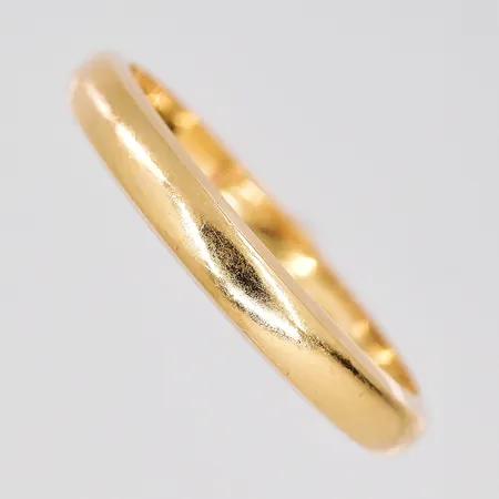 Ring, stl 19, bredd 3,2mm, graverad, 18K Vikt: 3,9 g
