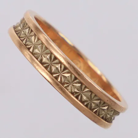 Ring, mönstrad, gravyr, stl 17½, gravyr, 18K Vikt: 4,4 g