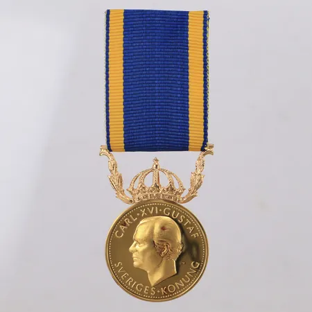 Medalj, Carl XVI Gustaf Sveriges Konung "För nit och redlighet", Ø27mm, gravyr, 23K, krona samt nål 18K, tygband. Bruttovikt 15,0g Vikt: 15 g
