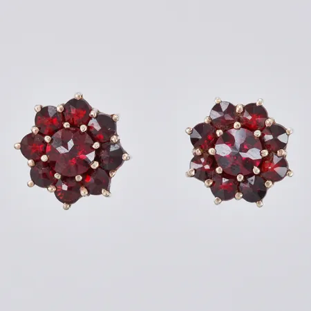 Ett par örhängen med granater, Ø ca 11mm, 830/1000, förgyllt silver Vikt: 2,5 g