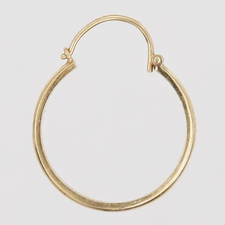 Ett udda örhänge, creol, omgjord ring, Ø 22 mm, bredd: 3 mm, gravyr, 18K guld. Vikt: 2,9 g