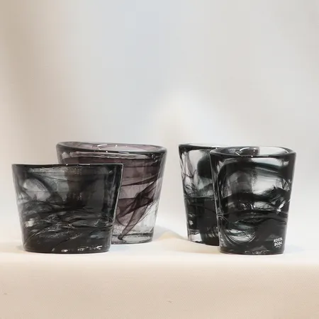 Två Snapsglas svarta, Ø ca 6cm, höjd 7cm, samt Två Selterglas höjd 7cm, serie "Mine", Ulrica Hydman-Vallien för Kosta Boda, svarta Skickas med paket.