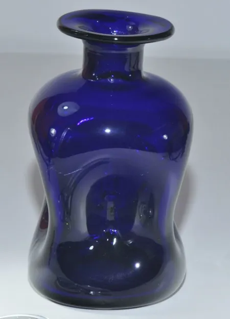 Vas med lock av Erik Höglund H21 cm Vikt: 0 g Skickas med postpaket.