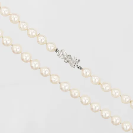 Pärlcollier med odlade saltvattenpärlor, Ø 6,-6,5mm, längd 39cm, lås med åttkantsslipade diamanter 3 x ca 0,01ct, 18K vitguld, bruttovikt 20 gram Vikt: 20 g