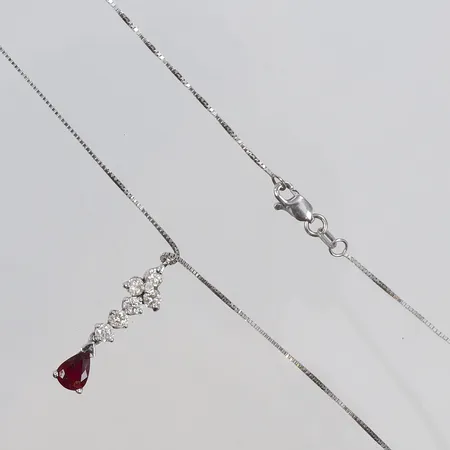 Collier Venezia i vitguld med integrerat hänge med röd sten samt diamanter 6ca0,08ct samt 1xca0,005ct, längd 48cm bredd ca 1mm, hänge längd 25mm, 18K Vikt: 4,1 g